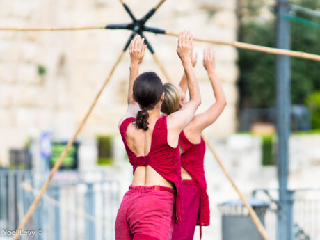 רקדני להקת ורטיגו במופע