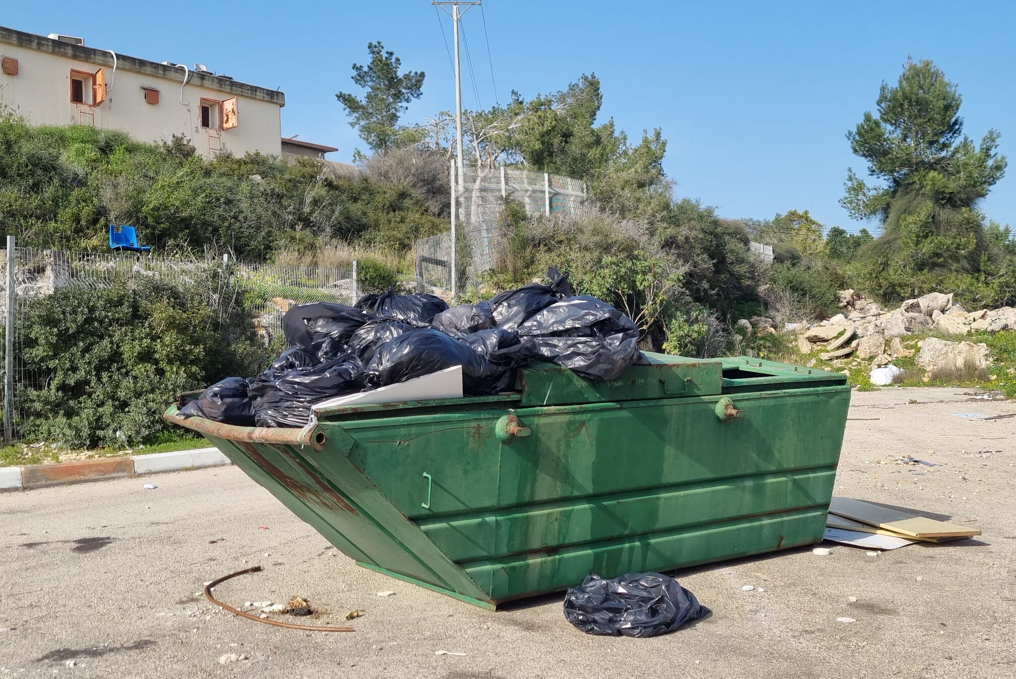 מכולה-מלאה-באיזור-בנימינה-שזוכה-לביקורים-של-חיות-בר-aspect-ratio-x